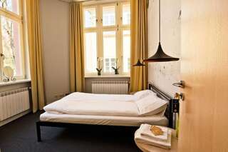 Хостелы Sleep in Hostel & Apartments Познань Двухместный номер с 1 кроватью и общей ванной комнатой-2