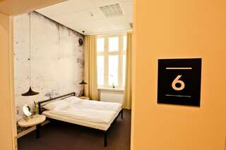 Хостелы Sleep in Hostel & Apartments Познань Двухместный номер с 1 кроватью и общей ванной комнатой-7