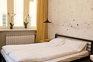 Хостелы Sleep in Hostel & Apartments Познань Двухместный номер с 1 кроватью и общей ванной комнатой-8