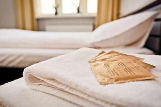 Хостелы Sleep in Hostel & Apartments Познань Двухместный номер с 2 отдельными кроватями и общей ванной комнатой-3