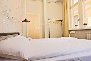 Хостелы Sleep in Hostel & Apartments Познань Двухместный номер с 1 кроватью и общей ванной комнатой-11