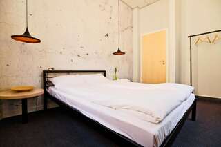 Хостелы Sleep in Hostel & Apartments Познань Двухместный номер с 1 кроватью и общей ванной комнатой-12