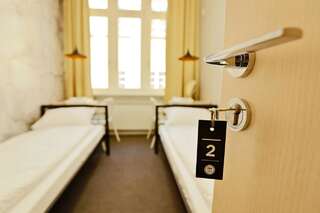 Хостелы Sleep in Hostel & Apartments Познань Двухместный номер с 2 отдельными кроватями и общей ванной комнатой-5