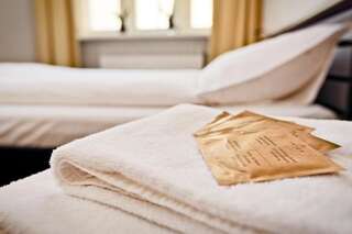 Хостелы Sleep in Hostel & Apartments Познань Двухместный номер с 2 отдельными кроватями и общей ванной комнатой-10