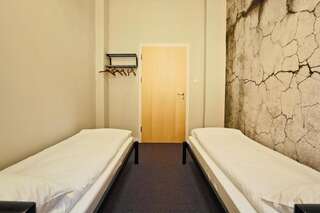 Хостелы Sleep in Hostel & Apartments Познань Двухместный номер с 2 отдельными кроватями и общей ванной комнатой-12